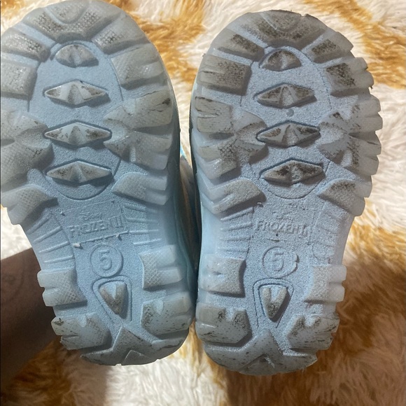 Light up Frozen/Disney fur and rubber rain boots - Picture 12 of 12